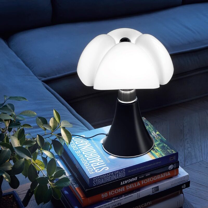 Retro Bat Wing Petal Table Lamp