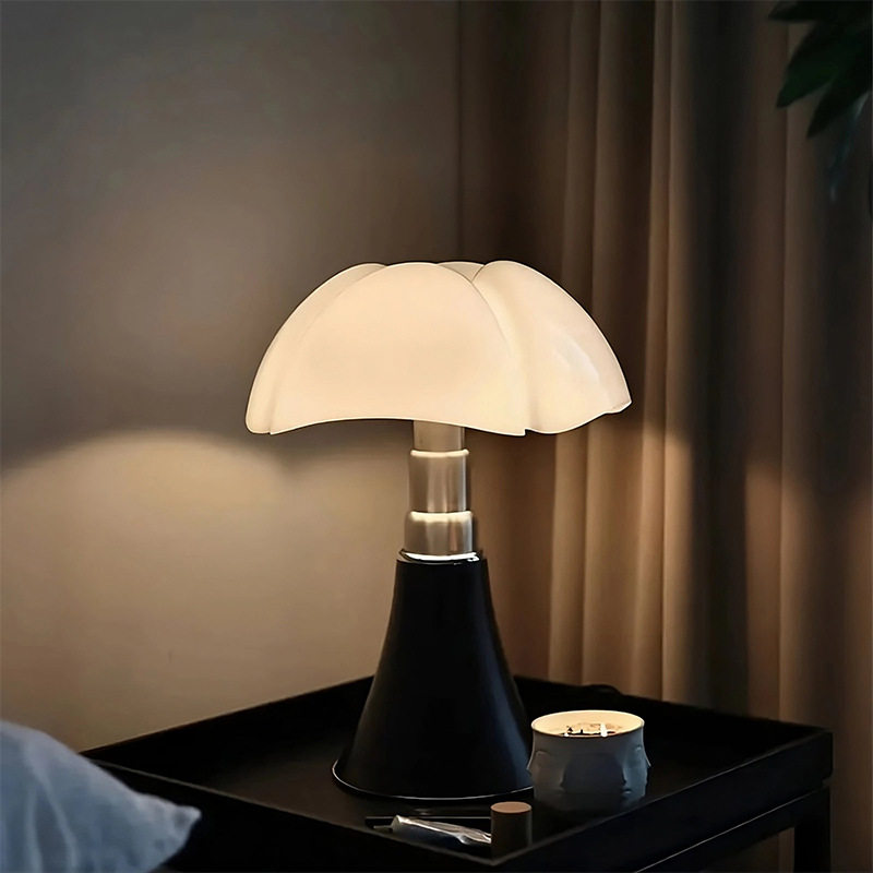 Retro Bat Wing Petal Table Lamp