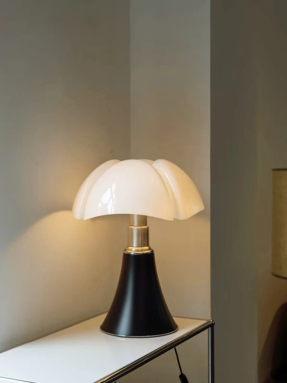 Retro Bat Wing Petal Table Lamp