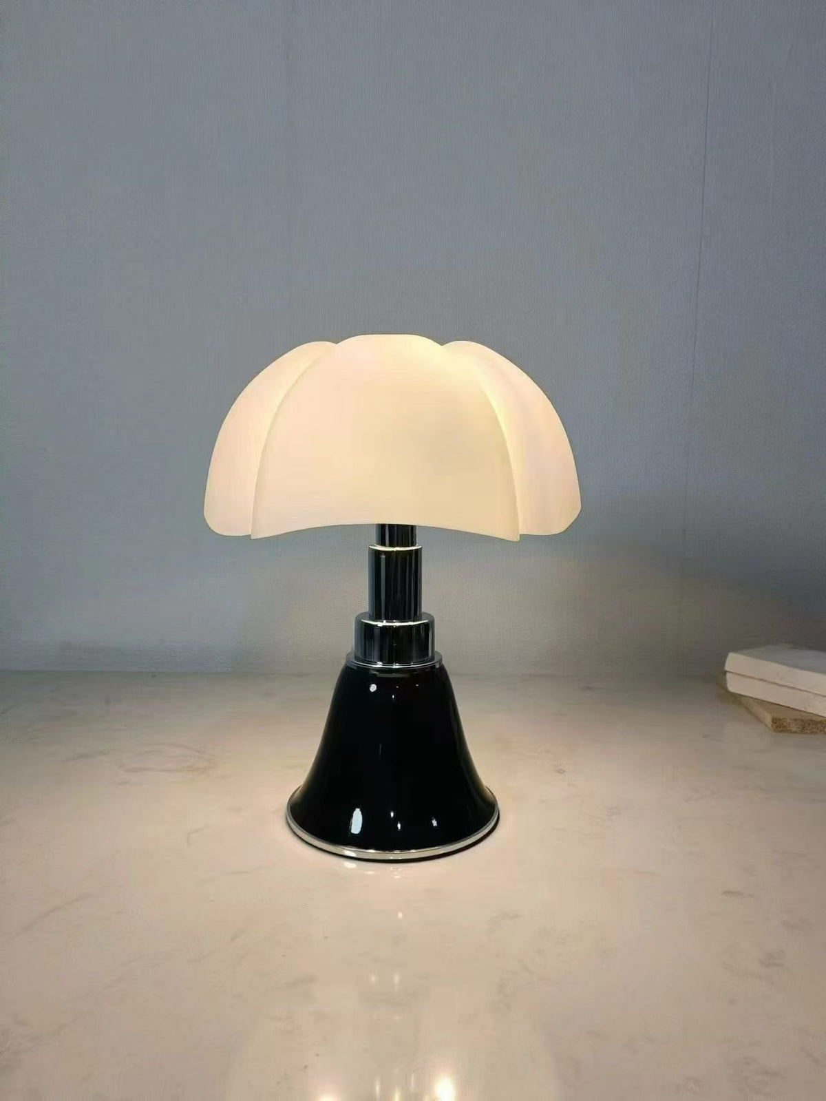 Retro Bat Wing Petal Table Lamp